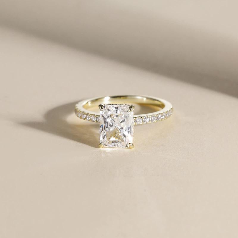 Elegant Sølvring med Funklende Sten – Tidløst Design