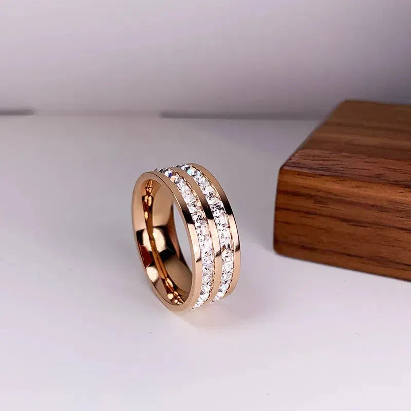 Elegant ring med dobbelt zirkonia indlæg
