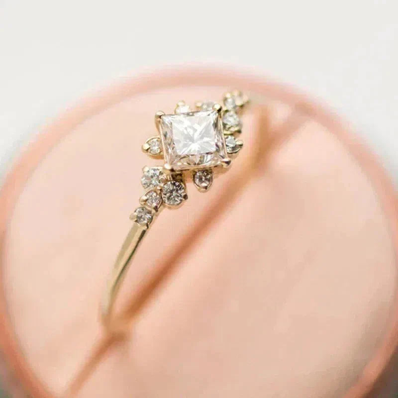 Luksuriøs ring med cubic zirconia lavet af guld og sølv