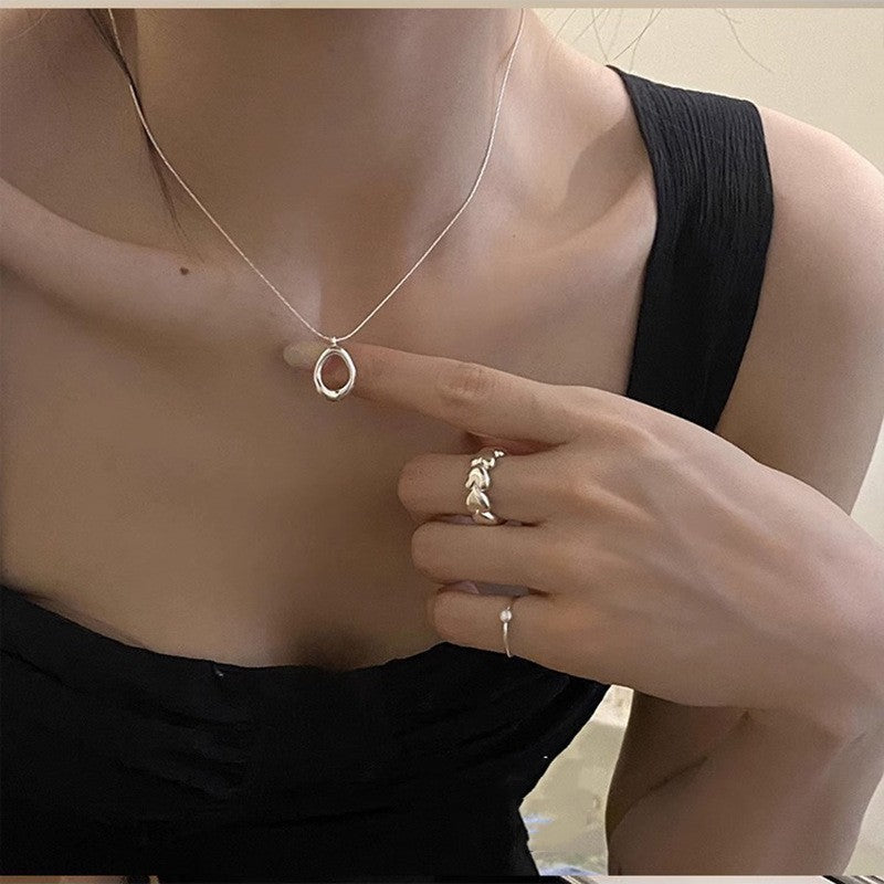 Elegant dråbeformet halskæde med et minimalistisk touch