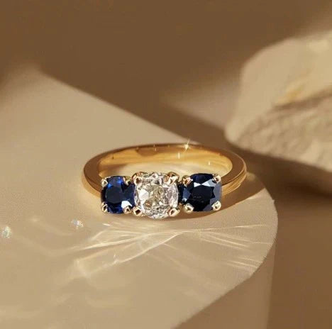 1+1 Tilbud: Gyldent Tre Sten Pudeformet Hvid & Blå Safir Bryllupsring til Kvinder + Rundskåret Hvid Safir Guld Halskæde