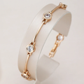 Elegant armbånd med zirkonia i guld