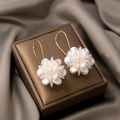 Elegante øreringe med hvide blomster