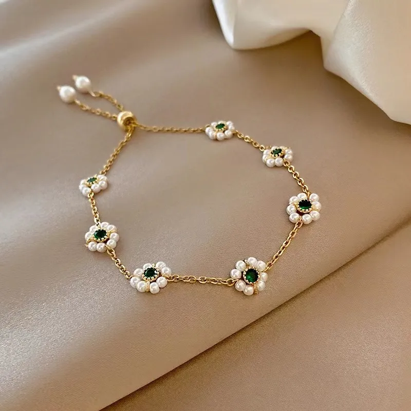 Elegant Daisy Armbånd med Grønne Krystaller