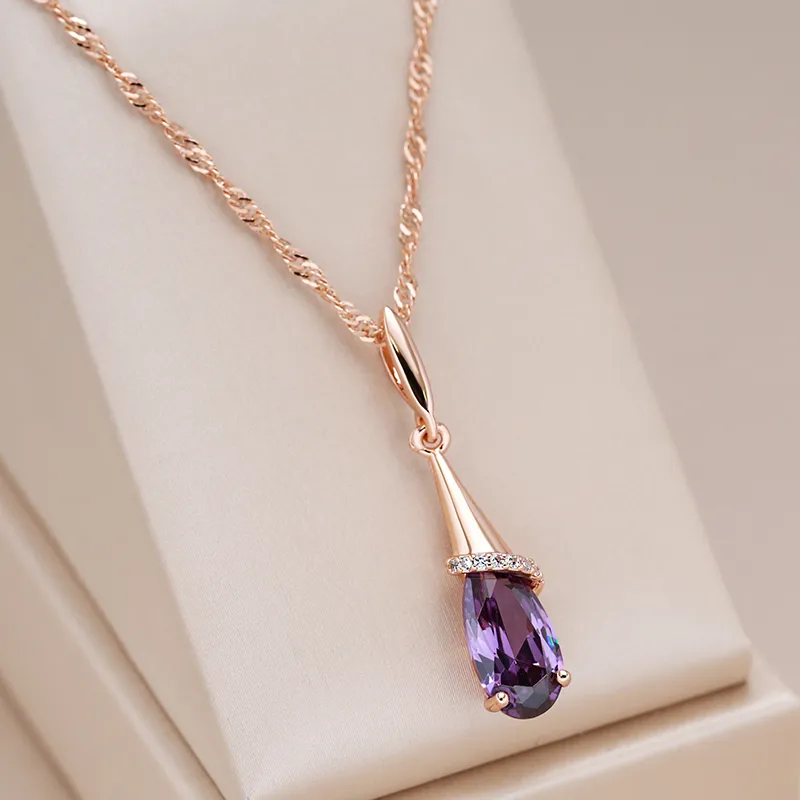 Elegant halskæde lavet af mauve krystaldropper