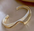 1+1 Tilbud: Hvid opal elegant gylden armbånd + Elegante sorte perle øreringe